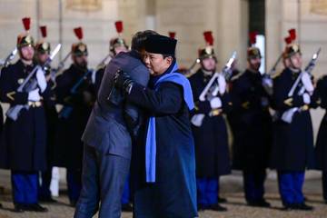 Di Istana Élysée, Prabowo Disambut Hangat Presiden Macron